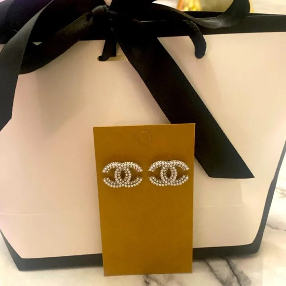 Nwt Beautiful fashion earrings - Picture 1 of 5